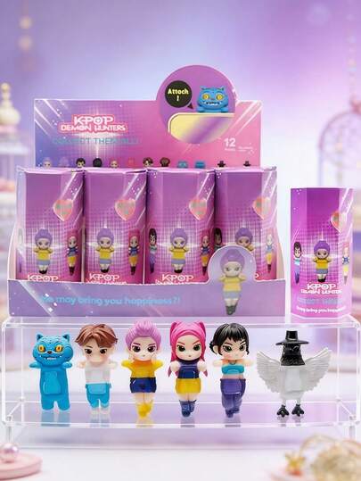 K-POP 女团主题盲盒迷你人偶套装，包含各种可爱的 Q 系偶像角色人偶，身着色彩鲜艳的舞台服装，并配有可爱的搭档角色。随机惊喜盲盒，带来激动人心的拆箱乐趣，更有稀有隐藏限量版隐藏款人偶，采用优质 PVC 材料制成。