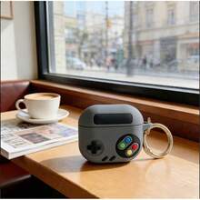 Pro 3 耳机保护套 | 复古游戏机硅胶套，防刮防震，灰色，卡通风格设计，套装包含清洁刷和登山扣 - 灰色的 - 查看 11