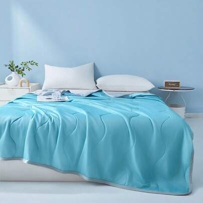 1件装夏季降温被，专为怕热人士设计，轻盈冰丝面料，透气薄毯，有效缓解夜间出汗，可机洗，便携式旅行被褥。