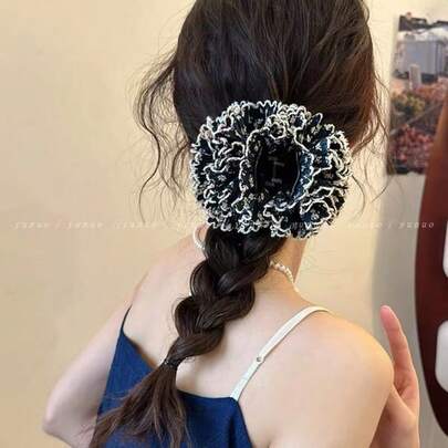 1个法式布艺褶皱花朵发夹，适合女孩和女士佩戴，无论是日常出行、校园穿搭还是派对/假日造型，都能为您的发型增添甜美活泼的气息，充满青春魅力。