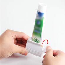 Dụng cụ bóp kem đánh răng với thiết kế con lăn lò xo, dễ dàng lấy hết kem đánh răng, sữa rửa mặt và các sản phẩm dạng tuýp còn lại. Chất liệu bền chắc, thao tác thuận tiện, giúp giữ cho mặt bàn luôn gọn gàng. - Xoay - Xem 3