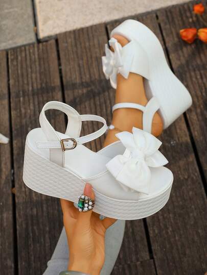 夏季时尚凉鞋，白色甜美蝴蝶装饰，轻盈厚底增高不累赘，经典绑带设计，方便穿脱，舒适百搭，适合夏季户外穿着