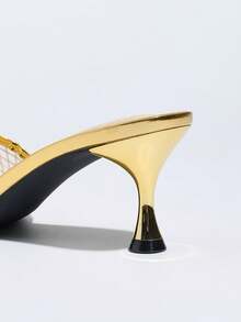 女士优雅凉鞋，菱形网面，独特穆勒鞋设计，性感收腰宽鞋面，尖头，优雅猫跟，细高跟低跟鞋，春夏时尚，适合晚宴、T台走秀、休闲、户外、旅行、职场、通勤等场合，高端镜面质感，透气镂空网面，菱形纹理，奢华，神圣金色女鞋，斋月高跟凉鞋 - 金色 - 查看 7