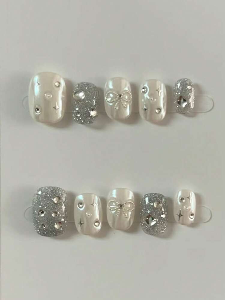 10片手工制作中号杏仁形美甲贴纸，银色可爱甜美风格，白色底色搭配银色闪粉，手绘星星图案，3D蝴蝶结装饰，水钻点缀，轻盈奢华的少女美甲贴纸，适合女性和女孩，可用于节日、派对和日常佩戴，四季皆宜。 - 銀色 - 查看 14