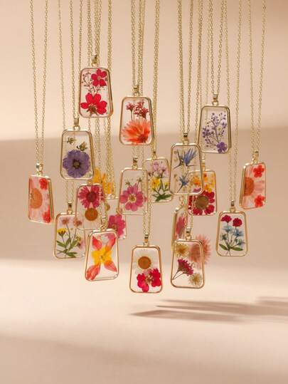 1pc Creative Personalized Elegant Fashion December Birthflower Real Dried Flower Resin Pendant Necklace, Suitable For Daily Wear, Gift For Mom, Wife, Girl