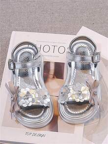 1 đôi dép xăng đan trẻ em màu bạc, thiết kế dễ thương và thời trang, đế có đệm massage, mềm mại, chống trơn trượt, thích hợp cho trẻ tập đi, phù hợp cho mùa xuân, hè, thu và đông. - Bạc - Xem 3