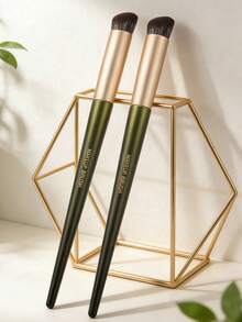 OEIEZ Pincel angular para corrector | Corrección, contorneado y fijación del área del ojo | Acabado sin rayas y uniforme | Funciona con correctores líquidos, en crema y en polvo | Cerdas sintéticas suaves y densas - Verde Oliva - Ver 3