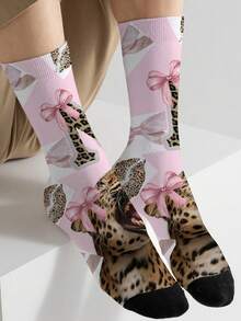 1双360度复活节男士袜子——趣味十足的满版印花，饰有粉色蝴蝶结、豹纹和豹纹嘴唇图案，柔软舒适，弹性极佳。这款时尚休闲的街头嘻哈风360度袜子，可作为压缩袜、情人节袜或宽松的孕妇袜穿着。 - 彩色 - 查看 2