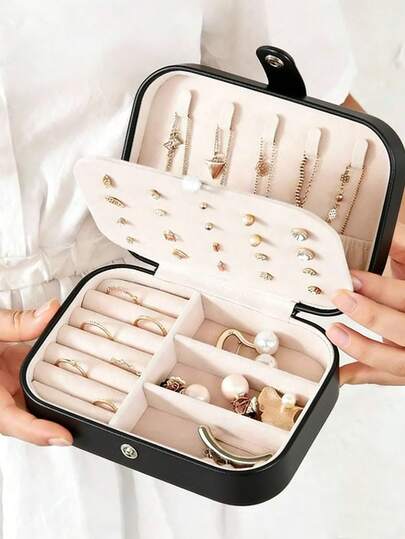 1个便携式首饰盒，首饰收纳盒，化妆盒，礼品盒，多层分隔收纳盒，旅行首饰盒，内置项链挂钩和戒指槽，粉色绒布内衬，防刮设计，奢华简约风格，推荐女性使用，防尘抗氧化，方形首饰盒，带耳环隔层和手镯收纳层，透明翻盖设计，大容量便携，梳妆台收纳盒，房间装饰