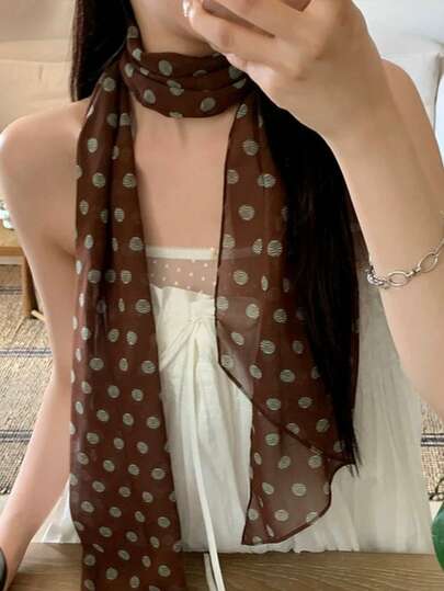 1条棕色波点丝巾，多功能真丝围巾，时尚百搭，适合女性日常佩戴，可搭配发带、领巾和连衣裙。