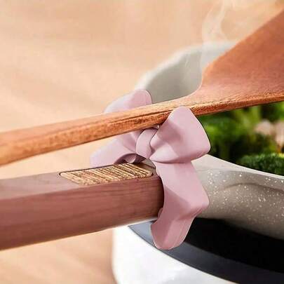 1个创意蝴蝶形锅夹架，硅胶材质，防溢漏，可作汤勺架、勺子架、厨房工具架，耐热架