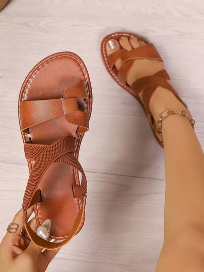 青少年新款交叉绑带皮革织带拼接平底凉鞋，简约休闲风格，适合日常、度假、校园、朋友聚会等场合。现有黑色、棕色、白色可选。