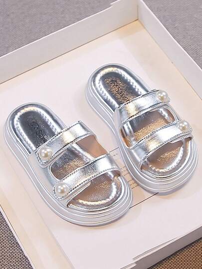 1 Đôi dép thời trang trẻ em, được làm từ chất liệu ánh ngọc trai bạc sáng bóng, trang trí bằng khóa ngọc trai tinh tế ở hai quai, dễ dàng phối hợp với váy và chân váy thường ngày, mang đến vẻ thanh lịch và phong cách công chúa. Chất liệu giả da mềm mại và thân thiện với da, ôm sát chân thoải mái mà không gây cọ xát, kết hợp với đế dày chống trượt giúp giảm chấn và ổn định, phù hợp cho việc mang và chơi hàng ngày.