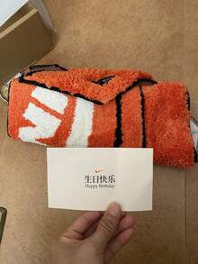 耐克（NIKE）会员专属生日礼物拼布鞋盒地毯 OG053，会员节限量版礼物鞋盒地毯，生日快乐粉丝推荐生日礼物，经典橙色鞋盒装饰软钩地毯 OG053 - 亮橙色 - 查看 4