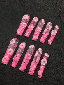 这款10片装手工棺材形美甲贴片套装，以柔和的粉色“甜美水润”风格为特色，以透明粉色渐变为底色。饰以层叠的3D粉色花朵装饰，以及水钻和珠饰，散发出温柔诱人的气息。手工粘贴的3D装饰，令美甲拥有光泽亮丽的外观。 - 彩色 - 查看 4