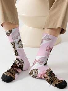 1双360度复活节男士袜子——趣味十足的满版印花，饰有粉色蝴蝶结、豹纹和豹纹嘴唇图案，柔软舒适，弹性极佳。这款时尚休闲的街头嘻哈风360度袜子，可作为压缩袜、情人节袜或宽松的孕妇袜穿着。 - 彩色 - 查看 4