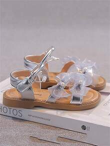 一双银色可爱时尚设计，底部带按摩垫，柔软防滑平底儿童凉鞋，幼儿学步鞋，适合春、夏、秋、冬四季穿着。 - 銀色 - 查看 5