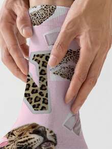 1双360度复活节男士袜子——趣味十足的满版印花，饰有粉色蝴蝶结、豹纹和豹纹嘴唇图案，柔软舒适，弹性极佳。这款时尚休闲的街头嘻哈风360度袜子，可作为压缩袜、情人节袜或宽松的孕妇袜穿着。 - 彩色 - 查看 3