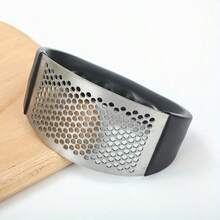 1pc Manual Garlic Press, An Easy-To-Clean Kitchen Gadget, Can Quickly And Effectively Crush Garlic. It Is A Kitchen Essential, Hygienic, And - Black - View 5