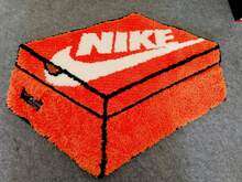 耐克（NIKE）会员专属生日礼物拼布鞋盒地毯 OG053，会员节限量版礼物鞋盒地毯，生日快乐粉丝推荐生日礼物，经典橙色鞋盒装饰软钩地毯 OG053 - 亮橙色 - 查看 9