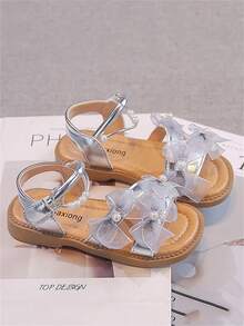 一双银色可爱时尚设计，底部带按摩垫，柔软防滑平底儿童凉鞋，幼儿学步鞋，适合春、夏、秋、冬四季穿着。 - 銀色 - 查看 2