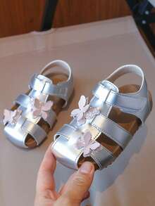 1 Đôi dép xăng đan hình bướm cho bé, giày tập đi thời trang đa năng cho bé gái. - Bạc - Xem 3
