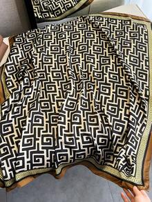 1pc Elegant Geometric Print 110cm Large Square Scarf, Lightweight Bandana Style Fashion Accessory For Women, Suitable For Spring/Summer - Black - View 3