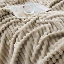 The Blanket Is Plush And Thick. It Is Suitable For Use On Beds, Sofas, During Travels And In Offices. It's A Soft Air-Conditioning Shawl Blanket That Can Keep People Warm And Comfortable And Keep You Warm As Well. It's A Gift Suitable For All Seasons - 棕色 - 查看 5