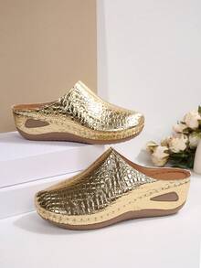 This Backless Mule Shoe Is Made Of Metallic Gold Leather Material With A Unique Texture, Perfectly Combining Fashion Charm And Daily Practicality. It Is Very Suitable For Casual Outings And Short-Distance Commuting, Easily Transitioning From Day To Night. - Gold - View 7
