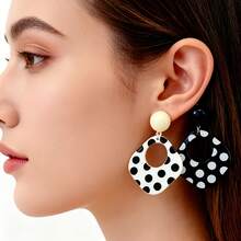 Vintage, Fashionable, Minimalist, And Unique Acrylic Black And White Polka Dot Geometric Pendant Earrings, Bohemian Diamond-Shaped Gothic Earrings, Exclusive Fashion Jewelry For Parties, Vacations, And Christmas. - 白色背景黑色圓點 + 2 PCS - 查看 3