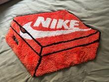 耐克（NIKE）会员专属生日礼物拼布鞋盒地毯 OG053，会员节限量版礼物鞋盒地毯，生日快乐粉丝推荐生日礼物，经典橙色鞋盒装饰软钩地毯 OG053 - 亮橙色 - 查看 10