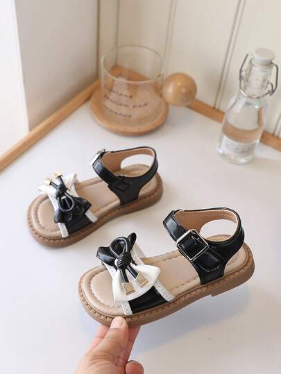 1双可爱时尚蝴蝶碎花女童凉鞋，韩版夏季防滑舒适平底凉鞋，适合幼儿和小童