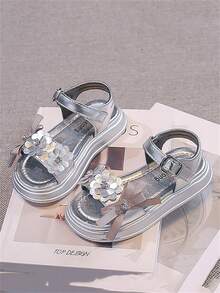 1 đôi dép xăng đan trẻ em màu bạc, thiết kế dễ thương và thời trang, đế có đệm massage, mềm mại, chống trơn trượt, thích hợp cho trẻ tập đi, phù hợp cho mùa xuân, hè, thu và đông. - Bạc - Xem 4