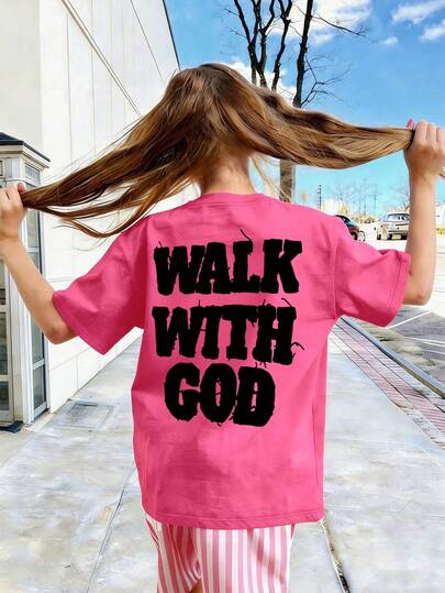 这款休闲的紫红色圆领T恤专为年龄稍大的女孩设计，饰有创意字母印花。它非常适合女孩和年轻女士穿着，适合上学、购物、街头穿搭和度假穿着。它不仅适合日常穿着，也是馈赠亲朋好友的绝佳礼物。