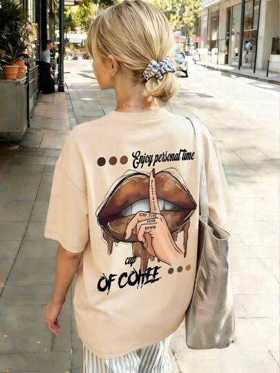 这款休闲杏色圆领T恤专为青少年设计，饰有创意嘴唇图案，也非常适合女孩穿着。适合上学、购物、街头穿搭和度假穿着。不仅适合日常穿着，也是馈赠亲朋好友的绝佳礼物。