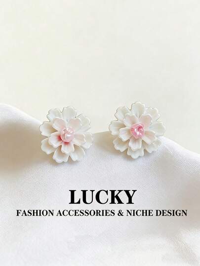 一对精致小巧可爱花朵耳钉，时尚百搭，适合少女日常及节日佩戴。