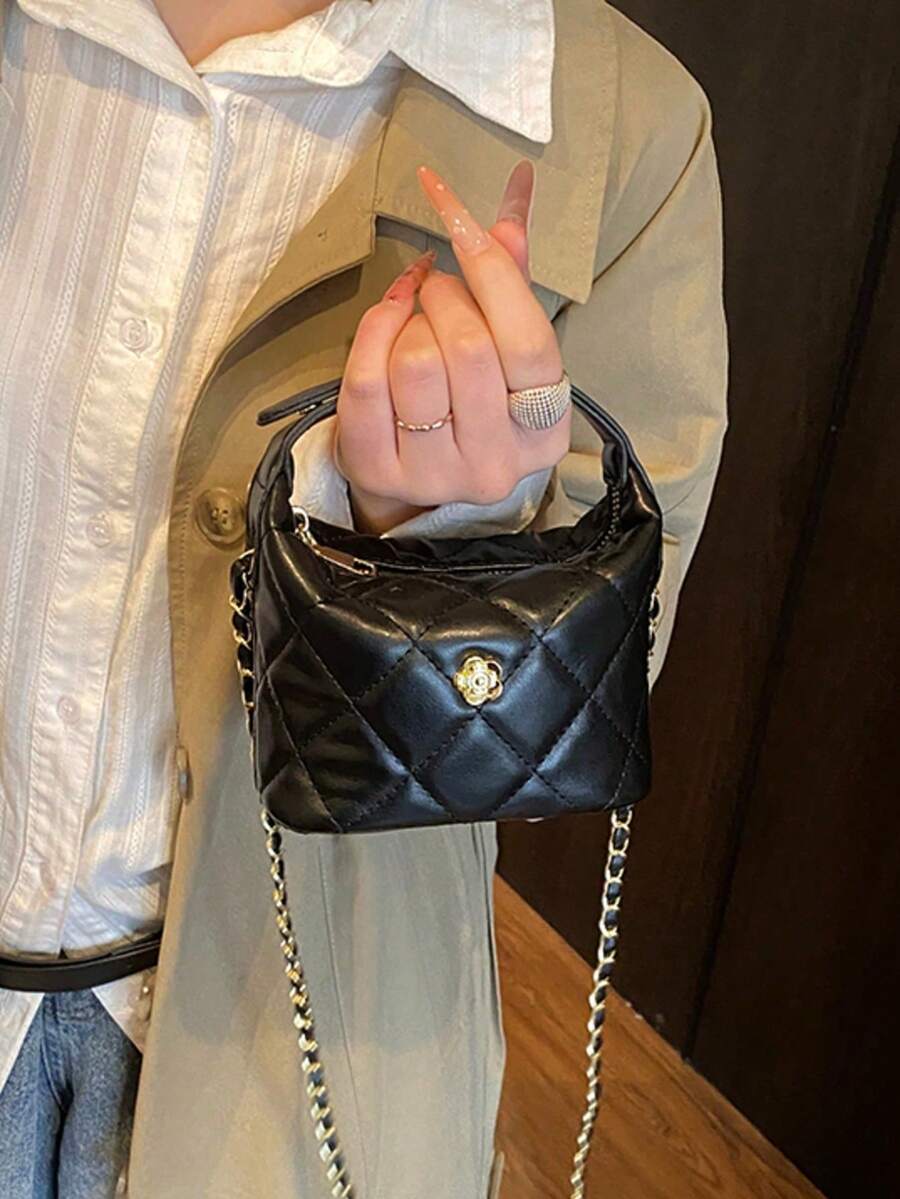 شنطة يد صغيرة كابتونيه بسلسلة ذهبية وزهرة معدنية