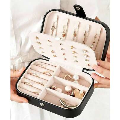 1个便携式首饰盒，首饰收纳盒，化妆盒，礼品盒，多层分隔收纳盒，旅行首饰盒，内置项链挂钩和戒指槽，粉色绒布内衬，防刮设计，奢华简约风格，推荐女性使用，防尘抗氧化，方形首饰盒，带耳环隔层和手镯收纳层，透明翻盖设计，大容量便携，梳妆台收纳盒，房间装饰