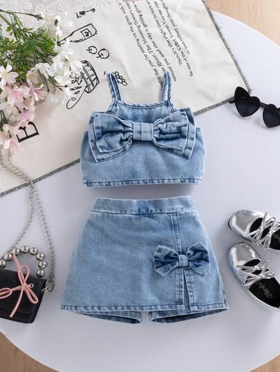 Bộ 2 món cho bé gái sơ sinh/trẻ nhỏ, gồm áo hai dây và chân váy ngắn có nơ, kiểu dáng ngọt ngào, thanh lịch, phù hợp cho mặc hàng ngày, đi chơi, đi học, đi làm và đi nghỉ mát.