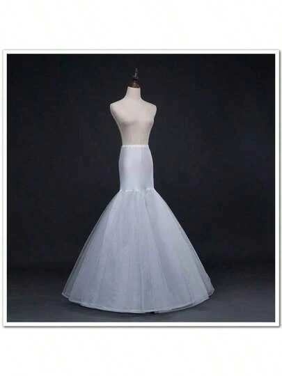 1 chiếc đầm slip dáng chữ A màu trắng dành cho nữ, có gọng thép, hai lớp voan, thắt eo, xếp ly, lót dài đến sàn, thích hợp cho váy cưới.