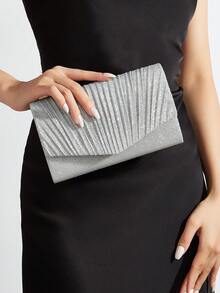 Túi cầm tay sang trọng màu bạc lấp lánh, kiểu dáng phong bì xếp ly, thích hợp cho dạ hội và tiệc cocktail. - Bạc - Xem 1