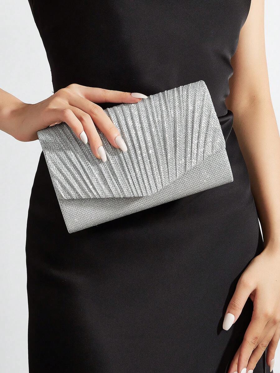 Túi cầm tay sang trọng màu bạc lấp lánh, kiểu dáng phong bì xếp ly, thích hợp cho dạ hội và tiệc cocktail. - Bạc - Xem 1
