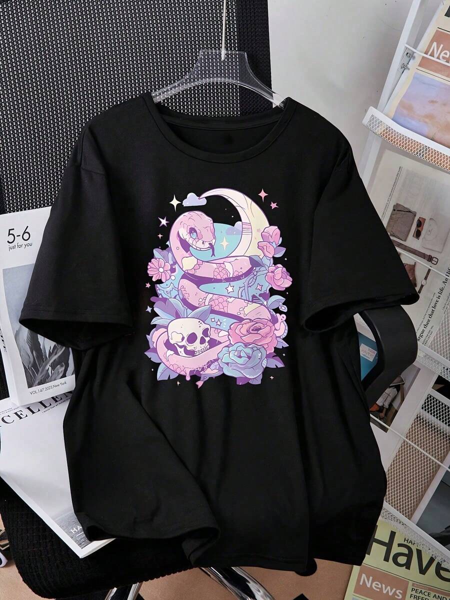 [Sporty T-Shirt][Snake Skull T-Shirt] Women's Creepy Cute Gothic Snake Skull T-Shirt - Soft Pastel Witchy Monogram Print With Stars & Moons, Short Sleeve Crew Neck Casual Top For Spring & Summer, Seasonal Wardrobe, Whimsical Design, Comfortable Fit, Statement Tee, Alternative StyleRelaxed Plus Size T-Shirt - màu đen - Xem 1