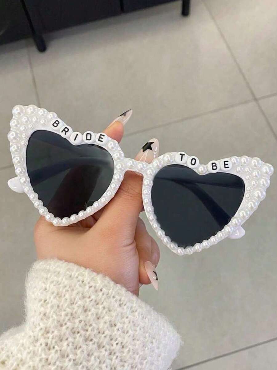 1 对手工装饰眼镜，适合伴娘和新娘、准新娘、婚礼、单身派对、单身派对用品、婚礼装饰、婚礼配饰、新娘送礼会、派对用品、伴娘礼物、婚礼回礼、心形眼镜、个性化珍珠眼镜、新娘时尚眼镜、单只婚礼眼镜、珍珠时尚眼镜 - Bride To Be珍珠眼鏡 - 查看 1