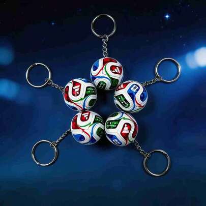 这款2026年新款顶级热门足球比赛吊坠，设计精美，风格百搭，既可作钥匙扣，也可作包包配饰。作为2026年美国、加拿大和墨西哥顶级赛事周边产品。