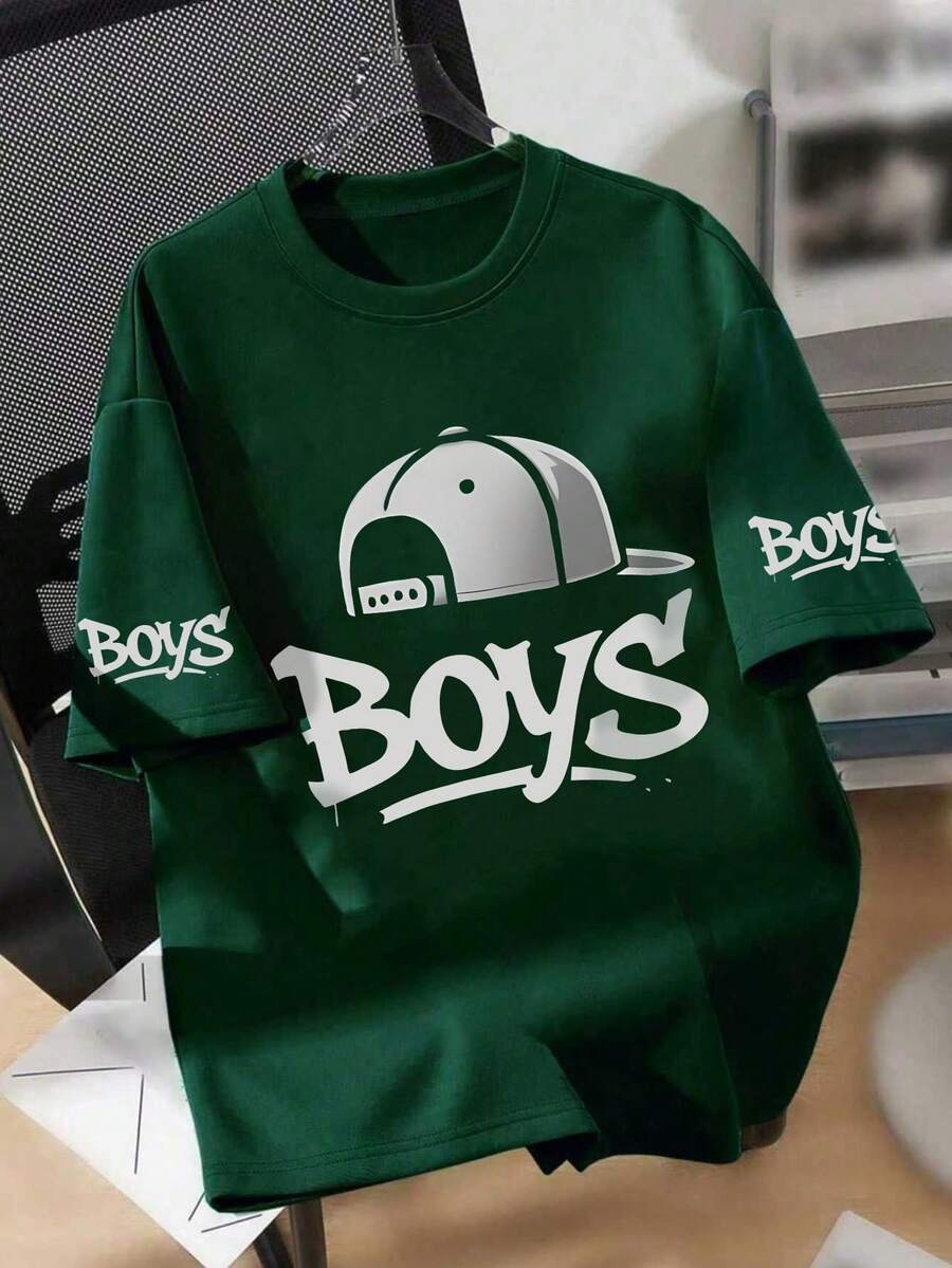 Camiseta infantil de manga curta com estampa da palavra "Boys", ideal para o dia a dia e atividades escolares na primavera/verão. (1 unidade) - Verde escuro - Ver 1