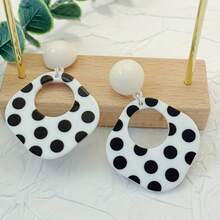 Vintage, Fashionable, Minimalist, And Unique Acrylic Black And White Polka Dot Geometric Pendant Earrings, Bohemian Diamond-Shaped Gothic Earrings, Exclusive Fashion Jewelry For Parties, Vacations, And Christmas. - 白色背景黑色圓點 + 2 PCS - 查看 5