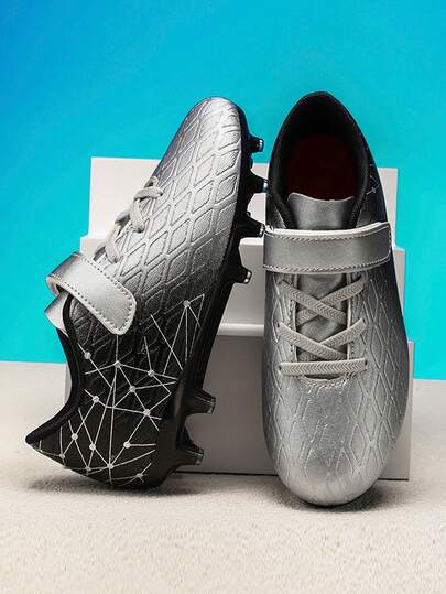 Un par de zapatos de fútbol profesionales para jóvenes hechos de cuero sintético, adecuados tanto para niños como para niñas. El diseño de la parte superior del zapato es simple, cómodo y suave, con función antideslizante de clavos largos y diseño de cierre de gancho y bucle, adecuado para uso deportivo diario durante todo el año