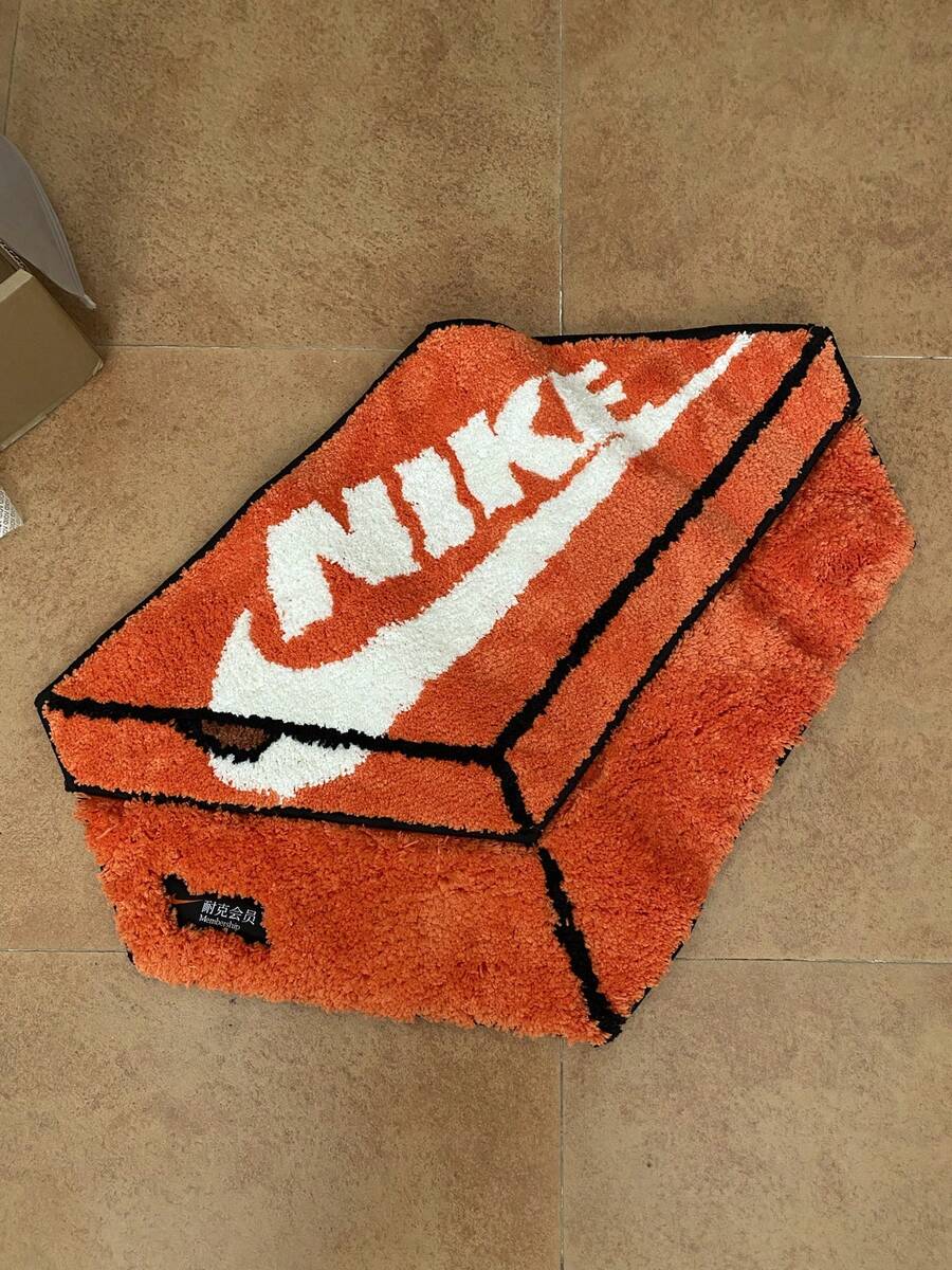 耐克（NIKE）会员专属生日礼物拼布鞋盒地毯 OG053，会员节限量版礼物鞋盒地毯，生日快乐粉丝推荐生日礼物，经典橙色鞋盒装饰软钩地毯 OG053 - 亮橙色 - 查看 1
