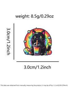 彩虹珍珠奶茶黑猫珐琅徽章，设计特色为彩虹渐变眼睛，黑猫手捧多层彩虹珍珠奶茶，周围环绕着彩色珍珠、爱心和彩虹光环，是猫咪爱好者、珍珠奶茶粉丝、彩虹美学爱好者和可爱徽章收藏家的完美配饰。 - 彩色 - 查看 3